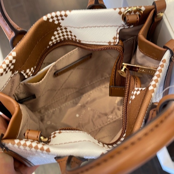 Michael Kors Mirella Extra-Small Logo Crossbody XBODY Shopper Bag
Luggage 
NWT - Picture 13 of 16